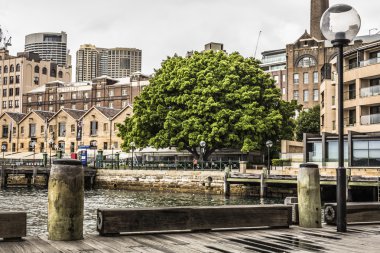 Sydney - Ekim 25:Ccircular Quay waterfront, iskeleler, bulutlu