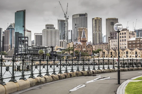 Sydney - oktober 25:Ccircular Quay waterkant, pieren op bewolkt — Stockfoto