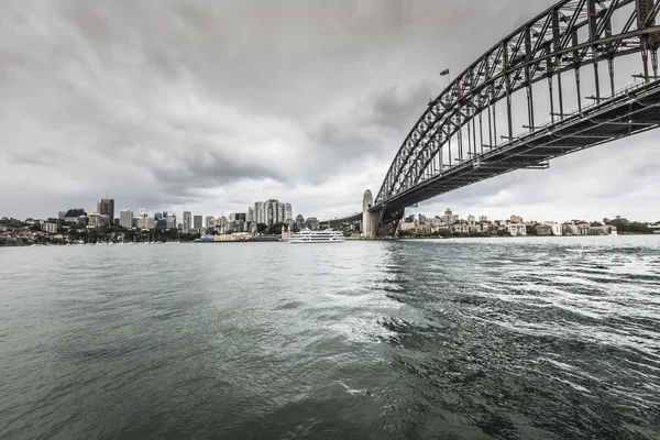 Sydney Harbour Bridge en un tranquilo amanecer primaveral en Sydney, Austr — Foto de Stock