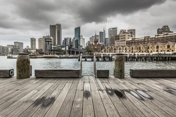 SYDNEY - 25 OCTOBRE : Bord de l'eau de Ccircular Quay, jetées nuageuses — Photo