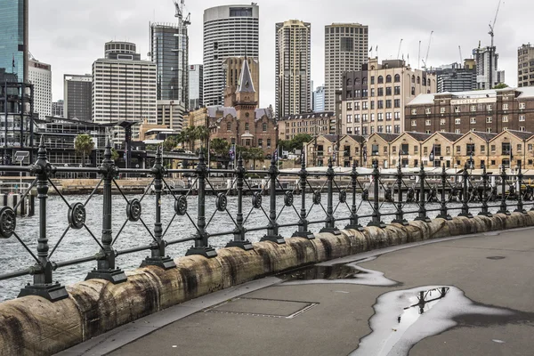 Sydney - oktober 25:Ccircular Quay waterkant, pieren op bewolkt — Stockfoto