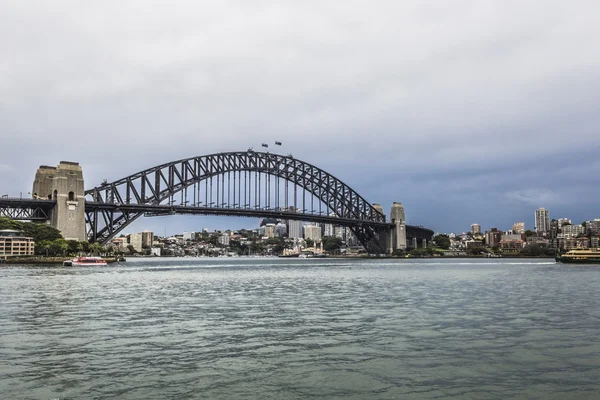 在一个安静的春天日出在悉尼，澳大利亚的悉尼港大桥 — 图库照片