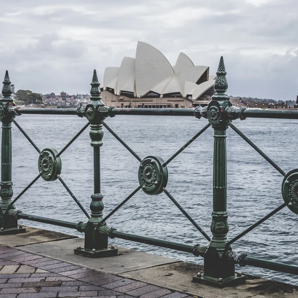 SYDNEY - 25 OCTOBRE : Opéra de Sydney en journée nuageuse sur Oc — Photo