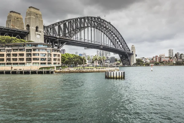 Sydney Harbour Bridge en un tranquilo amanecer primaveral en Sydney, Austr — Foto de Stock