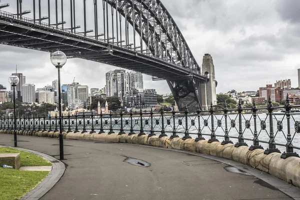 Sydney Harbour Bridge en un tranquilo amanecer primaveral en Sydney, Austr — Foto de Stock