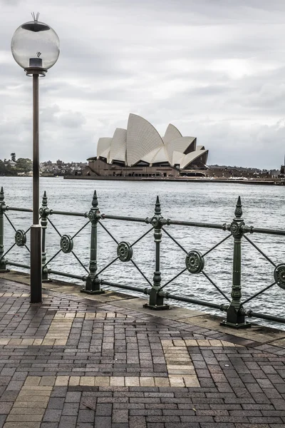 SYDNEY - 25 OCTOBRE : Opéra de Sydney en journée nuageuse sur Oc — Photo