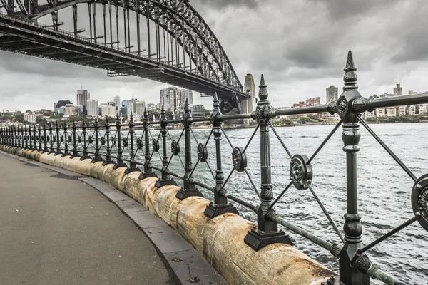 在一个安静的春天日出在悉尼，澳大利亚的悉尼港大桥 — 图库照片