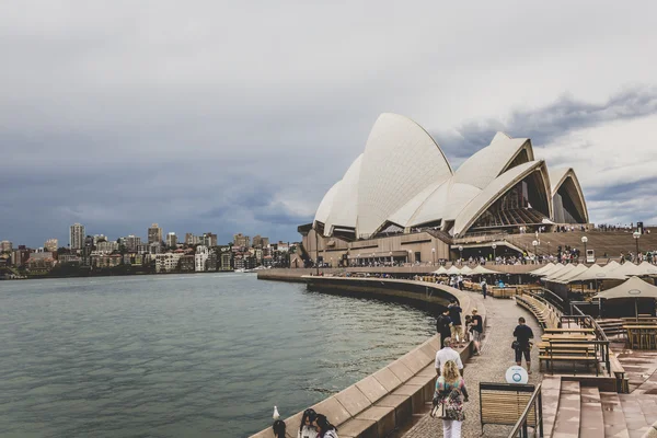 悉尼-10 月 25 日: 悉尼歌剧院在阴天视图在业主立案法团 — 图库照片