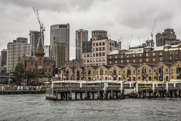 Sydney - oktober 25:Ccircular Quay waterkant, pieren op bewolkt — Stockfoto