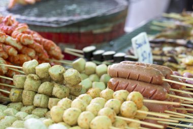 Izgara Tay sosis ve deniz ürünleri Tr teknede ocakta