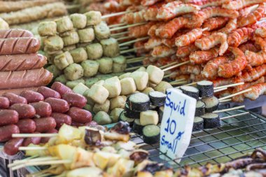 Izgara Tay sosis ve deniz ürünleri Tr teknede ocakta