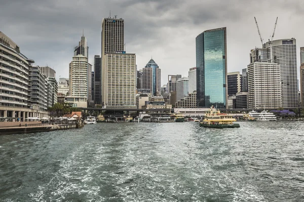 SYDNEY - 27 OCTOBRE : Le coucher de soleil sur le quai circulaire de Sydney illumine un — Photo