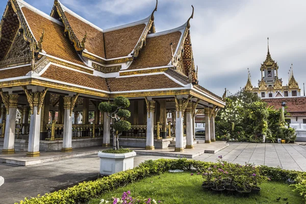 Wat ratchanaddaram und loha prasat metallpalast in bangkok, thai — Stockfoto