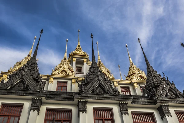 Wat Ratchanaddaram і лоха Прасат метал палац в Бангкоку, Тайська — стокове фото