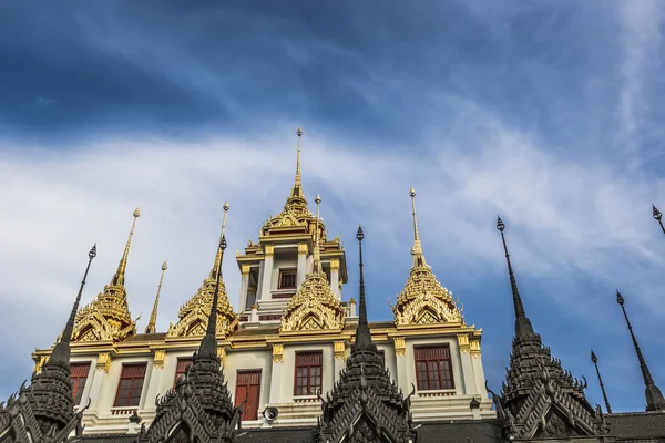Wat Ratchanaddaram és Sándorné Csilla fém Palace Bangkok, Thai — Stock Fotó