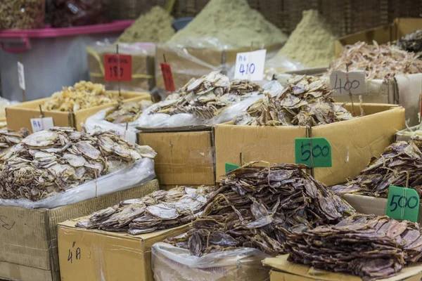 Frutos do mar secos à venda em um mercado de rua tailandês em Bangkok, Thaila — Fotografia de Stock