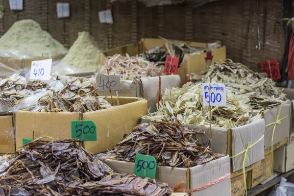 Torkad fisk och skaldjur till försäljning på en thai street marknad i Bangkok, Thaila — Stockfoto