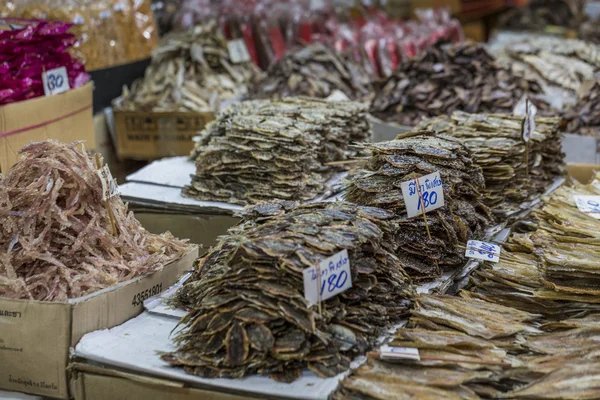 Mariscos secos a la venta en un mercado callejero tailandés en Bangkok, Thaila —  Fotos de Stock