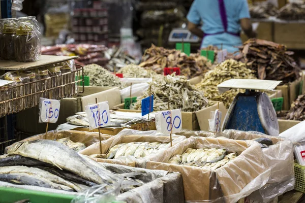 Mariscos secos a la venta en un mercado callejero tailandés en Bangkok, Thaila —  Fotos de Stock