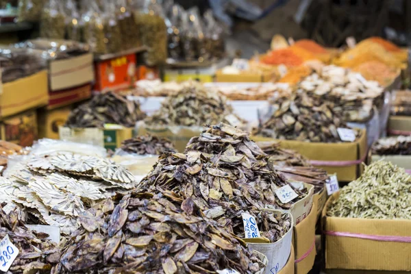 Getrocknete Meeresfrüchte zum Verkauf auf einem thailändischen Straßenmarkt in Bangkok, Thailand — Stockfoto