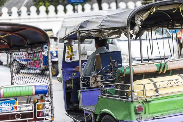 TukTuk langs Sam Sen Road Street, Bangkok, Thailand. — Stockfoto