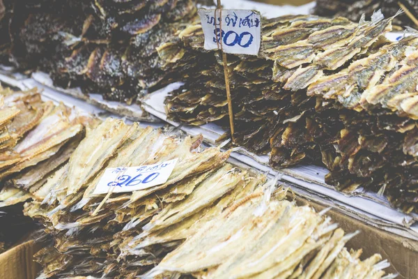 Torkad fisk och skaldjur till försäljning på en thai street marknad i Bangkok, Thaila — Stockfoto