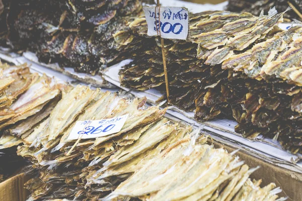 Getrocknete Meeresfrüchte zum Verkauf auf einem thailändischen Straßenmarkt in Bangkok, Thailand — Stockfoto