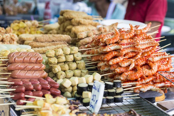 Salsichas tailandesas grelhadas e frutos do mar no fogão no barco no Tr — Fotografia de Stock