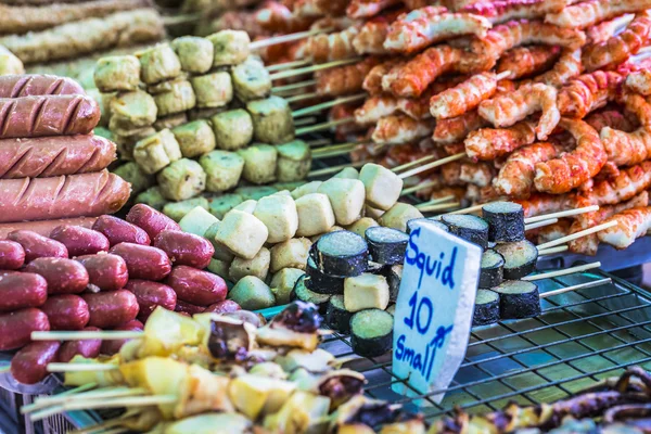 Salsichas tailandesas grelhadas e frutos do mar no fogão no barco no Tr — Fotografia de Stock