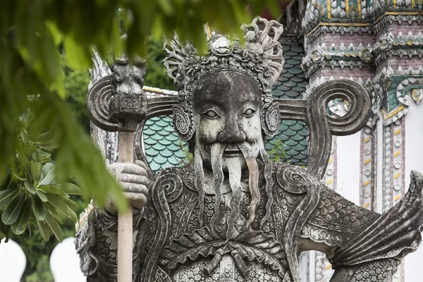 Estatua de un guerrero chino cerca de una entrada de Wat Pho. Wat Pho. —  Fotos de Stock