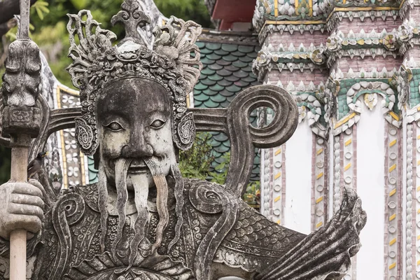 Estatua de un guerrero chino cerca de una entrada de Wat Pho. Wat Pho. —  Fotos de Stock