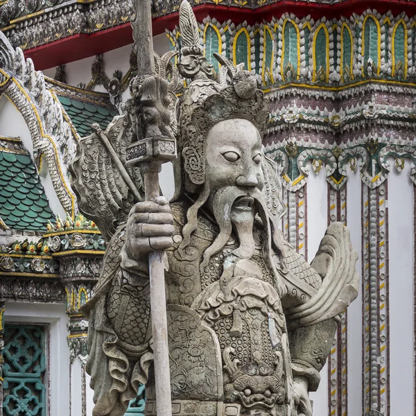 Estatua de un guerrero chino cerca de una entrada de Wat Pho. Wat Pho. —  Fotos de Stock