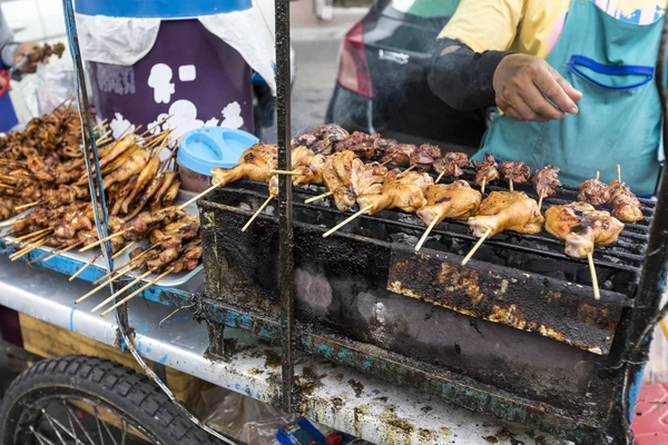 Embutidos tailandeses a la parrilla en la estufa en el barco en Ma tradicional — Foto de Stock
