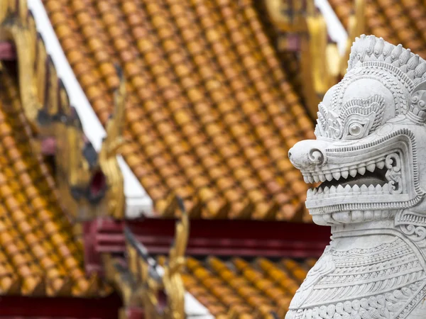 Zwillingslöwe in wat benchamabophit, bangkok, thailand — Stockfoto