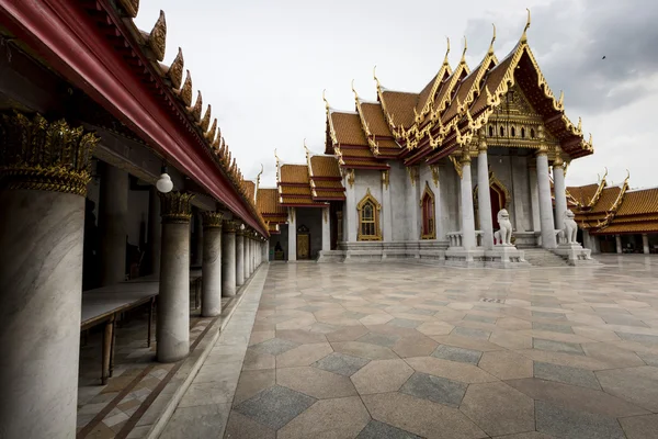 寺 (ワットベンチャマボピット)、バンコク、タイ — ストック写真