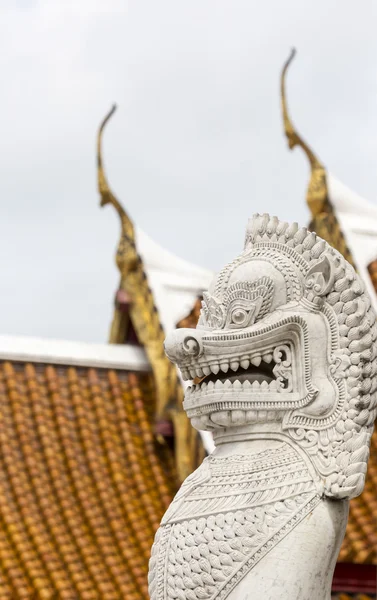 Zwillingslöwe in wat benchamabophit, bangkok, thailand — Stockfoto