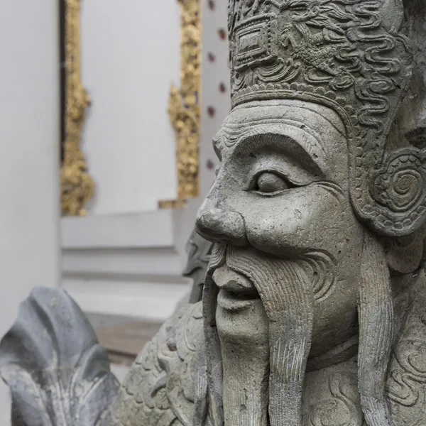 Statue of a Chinese warrior near an entrance of Wat Pho. Wat Pho — Stock Photo, Image