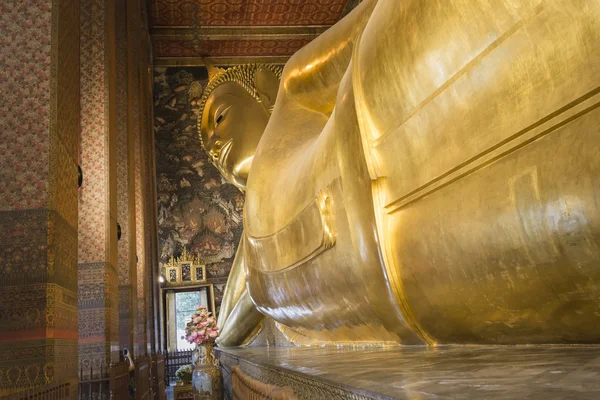 Reclinando estátua de ouro de Buda, Wat Pho, Bangkok, Tailândia — Fotografia de Stock