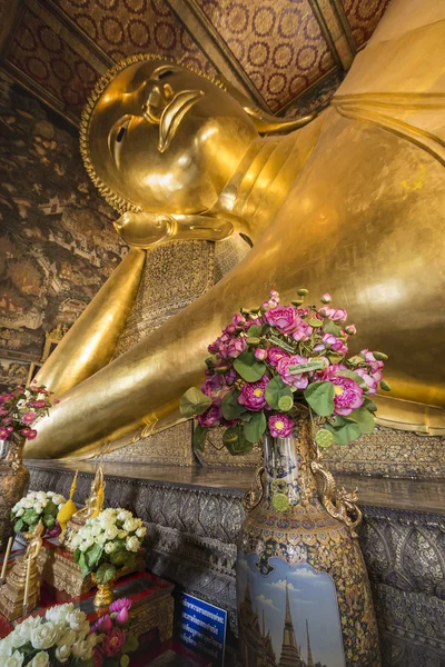 Reclinando estátua de ouro de Buda, Wat Pho, Bangkok, Tailândia — Fotografia de Stock