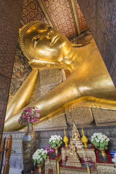 Reclinando estátua de ouro de Buda, Wat Pho, Bangkok, Tailândia — Fotografia de Stock