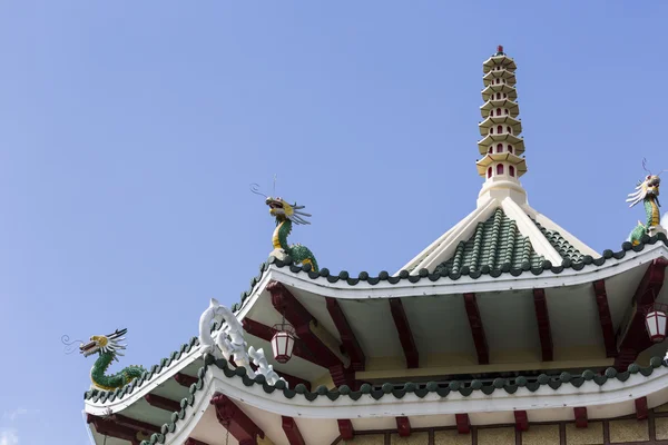 セブ、フィリップの道教寺院の塔とドラゴンの彫刻 — ストック写真