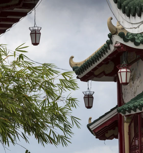 Cebu, Philip Taoist tapınakta Pagoda ve ejderha heykeli — Stok fotoğraf