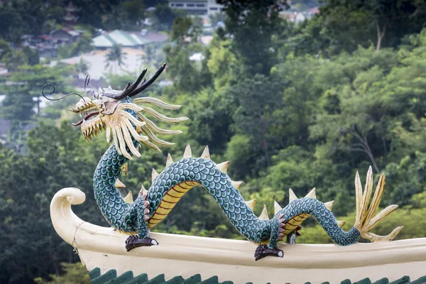 Pagode en dragon beeldhouwkunst van de Taoïstische tempel in Cebu, Philip — Stockfoto