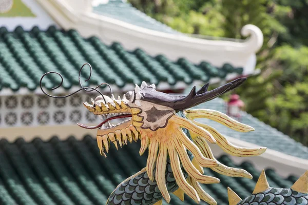 Pagode en dragon beeldhouwkunst van de Taoïstische tempel in Cebu, Philip — Stockfoto