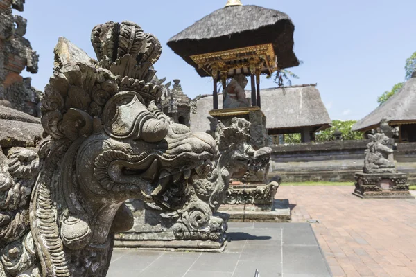 Templo en Bali, Indonesia en un hermoso día soleado —  Fotos de Stock