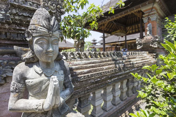 Templo en Bali, Indonesia en un hermoso día soleado — Foto de Stock