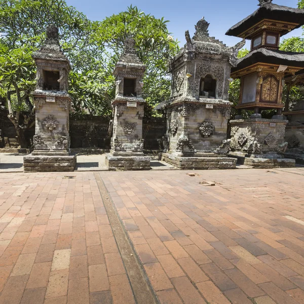 Храм в Бали, Индонезия в прекрасный солнечный день — стоковое фото