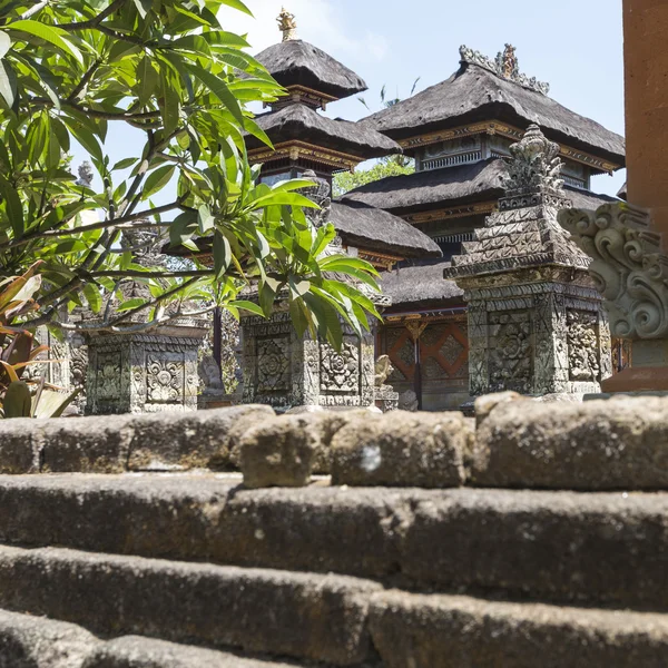寺中，巴厘岛上美丽的阳光灿烂的日子 — 图库照片