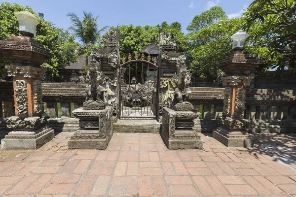 Bali, Endonezya güzel güneşli bir tapınakta