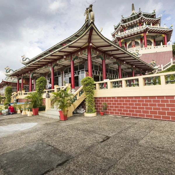 Пагода и скульптура дракона даосского храма в Себу, Филипп — стоковое фото
